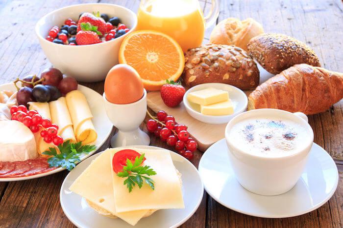 Gedeckter Frühstückstisch auf der Terrasse der Pension Toppler